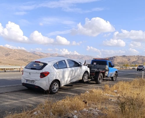 عملیات امدادرسانی و یدک‌کشی خودرو توسط نیروهای مجموعه جرثقیل و امداد خودرو ایوب در یکی از مسیرهای دیواندره.