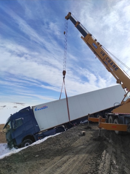 جرثقیل امداد خودرو در سنندج در حال جابه‌جایی خودروی خراب یا تصادفی از محل حادثه به تعمیرگاه یا مقصد موردنظر.